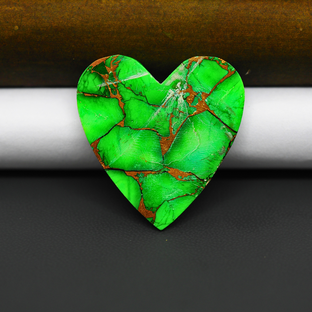 Natural Emerald Dahlia Heart Cabochon 31x29mm 28ct - vivid green with copper matrix - Pedra Gems.