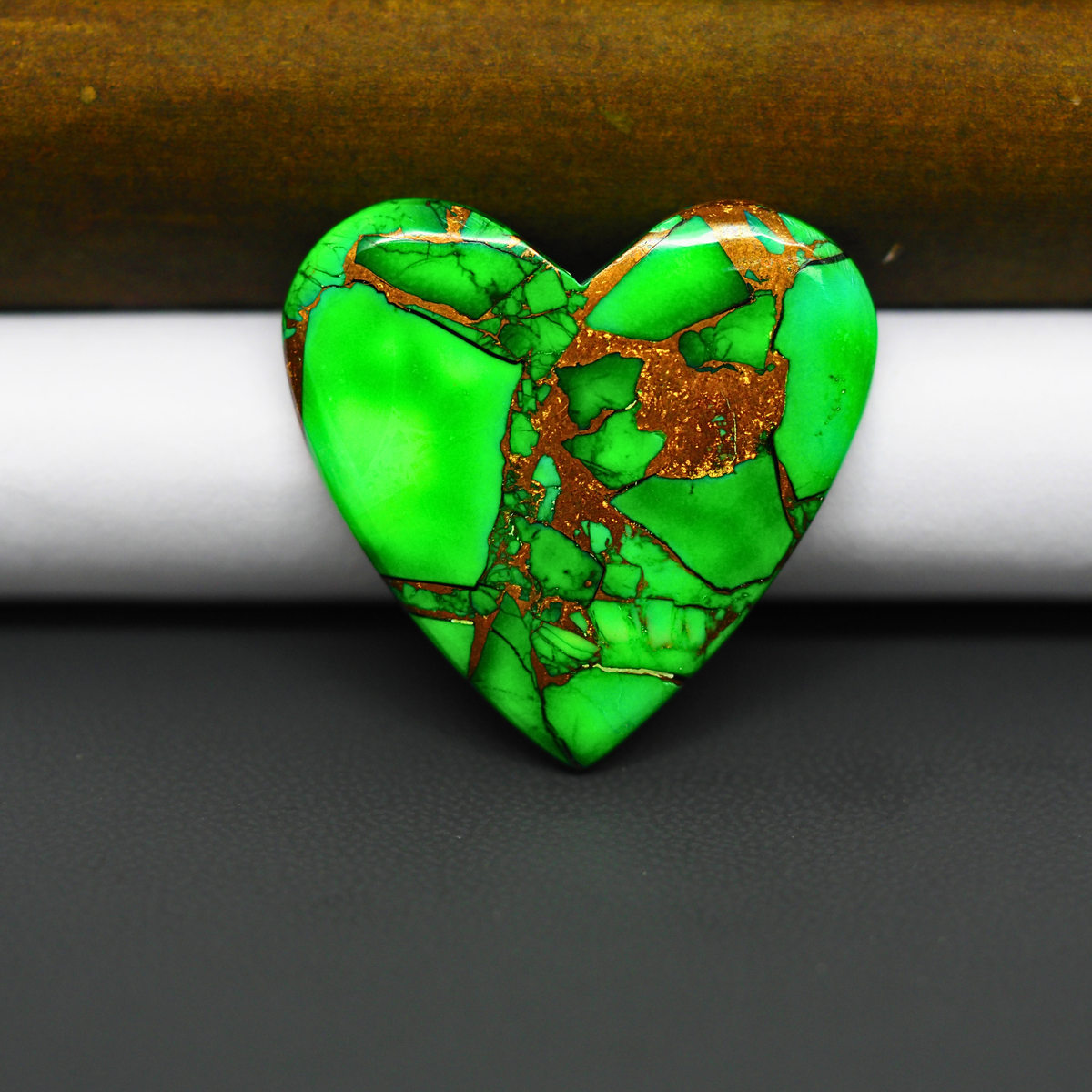 Natural Emerald Dahlia Heart Cabochon 32x30mm 32.5ct - vivid green with copper matrix - Pedra Gems.