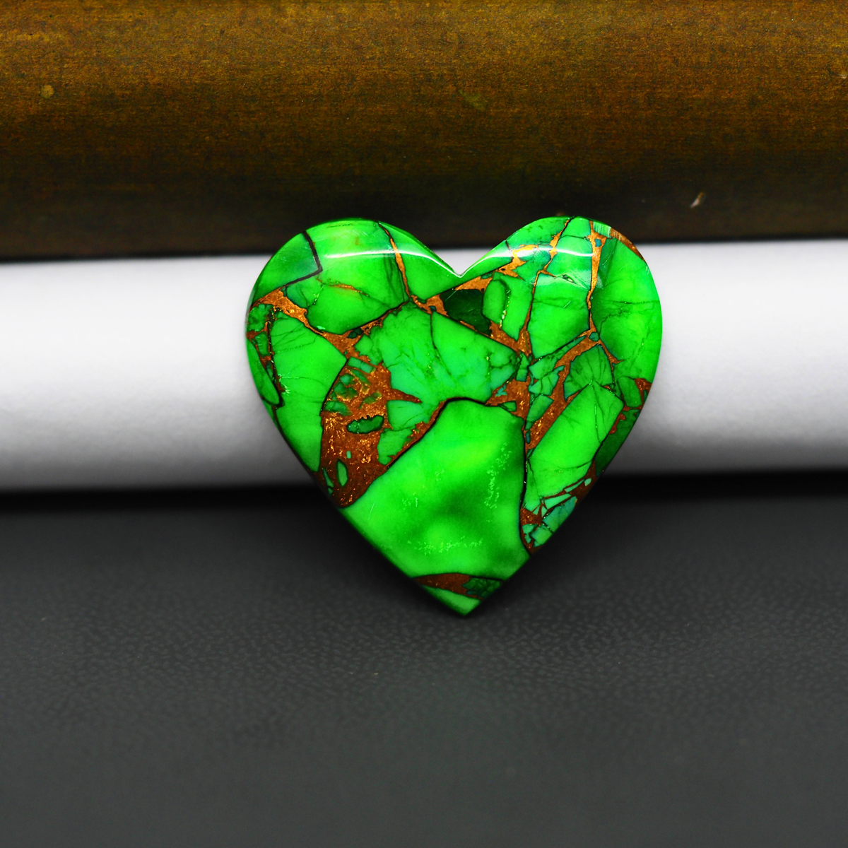 Natural Emerald Dahlia Heart Cabochon 25x26mm 23ct - vivid green with copper matrix - Pedra Gems.
