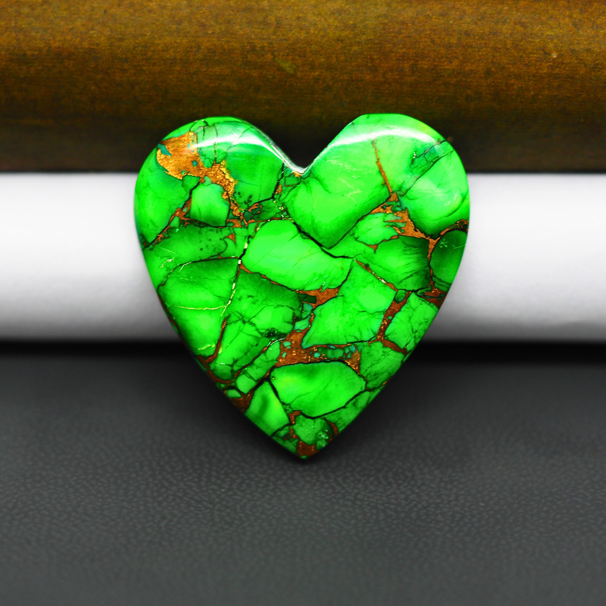 Natural Emerald Dahlia Heart Cabochon 30x29mm 32.5ct - vivid green with copper matrix - Pedra Gems.
