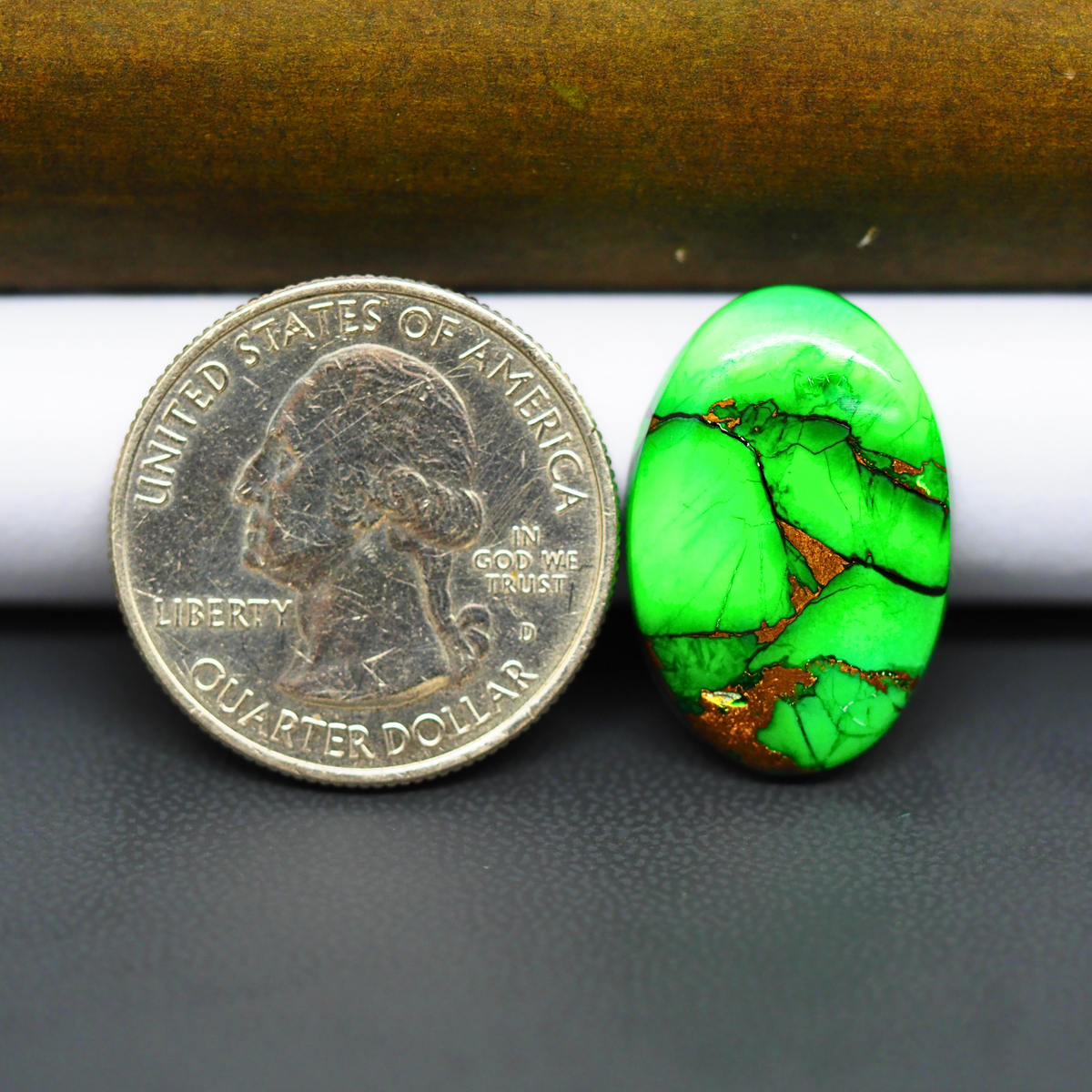 Natural Emerald Dahlia Oval Cabochon 23x15mm 12ct - vivid green with copper matrix - Pedra Gems.