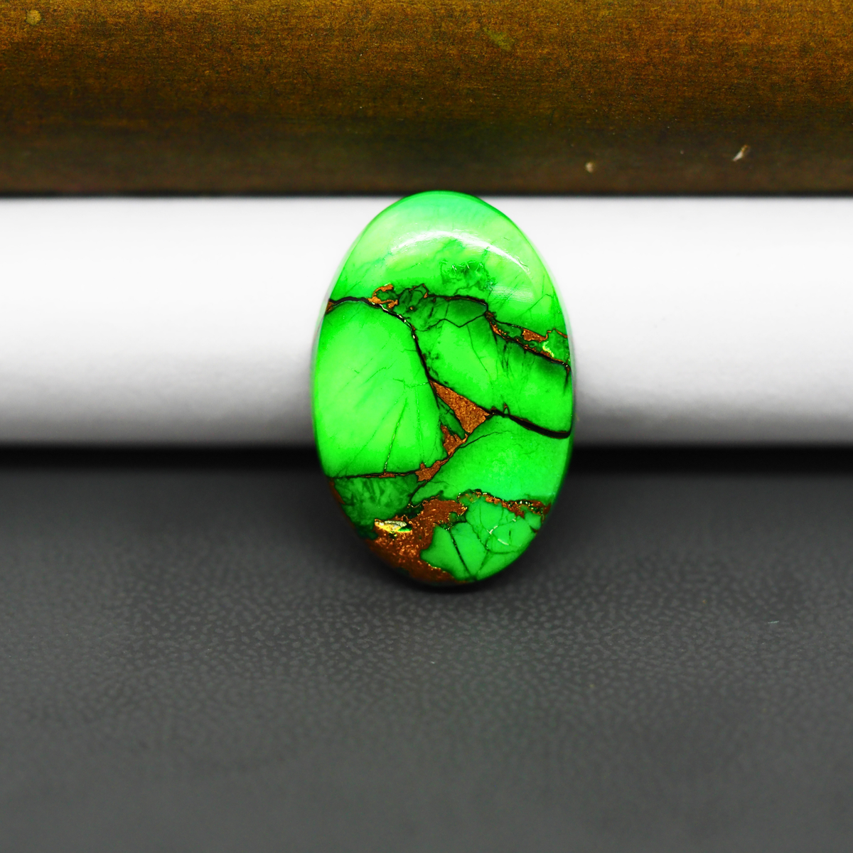 Natural Emerald Dahlia Oval Cabochon 23x15mm 12ct - vivid green with copper matrix - Pedra Gems.