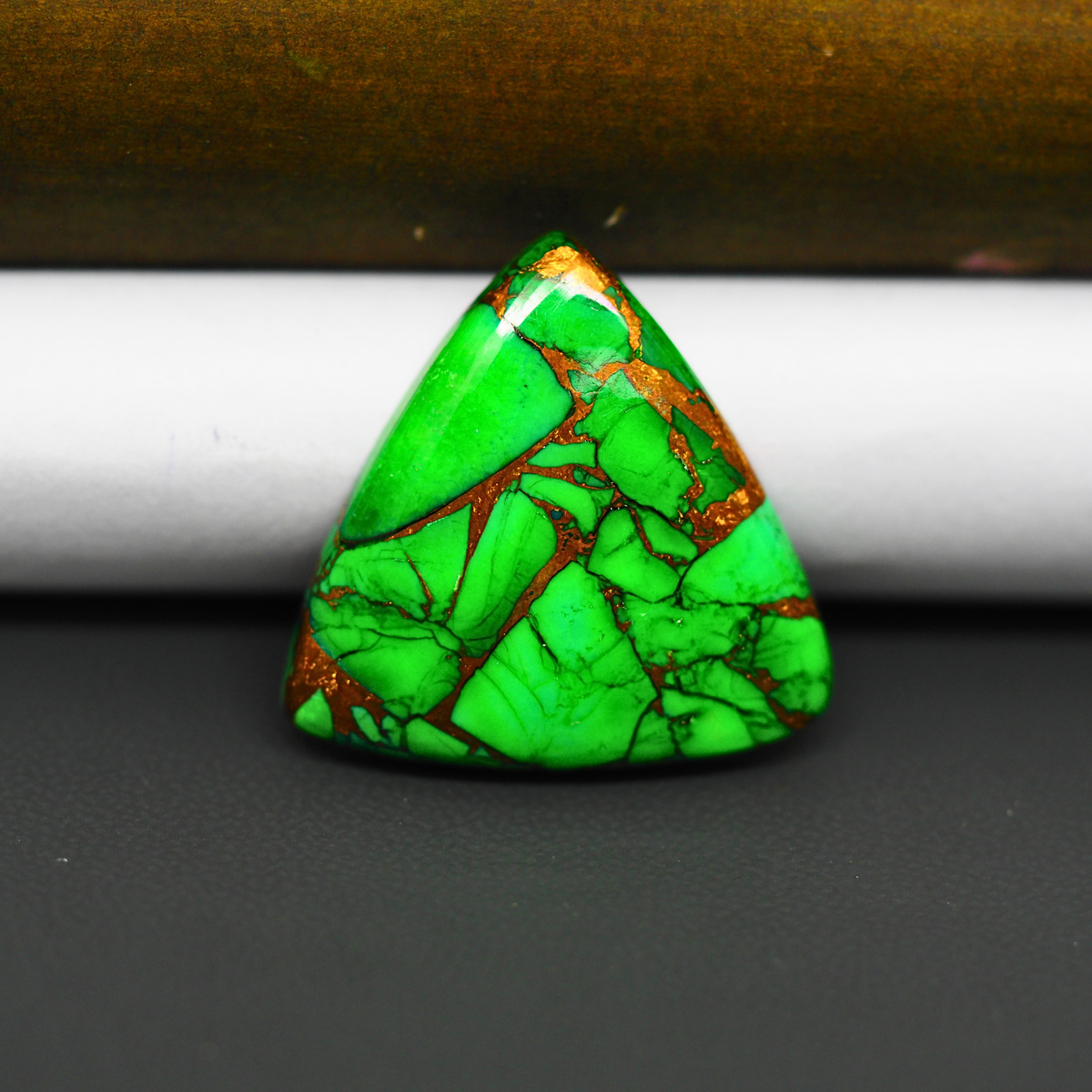 Natural Emerald Dahlia Triangle Cabochon 24x24mm 21ct - vivid green with copper matrix - Pedra Gems.