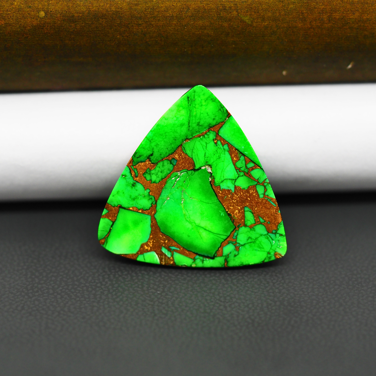 Natural Emerald Dahlia Triangle Cabochon 24x24mm 21ct - vivid green with copper matrix - Pedra Gems.