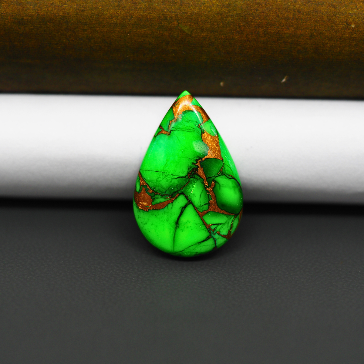 Natural Emerald Dahlia Pear Cabochon 23x15mm 12.5ct - vivid green with copper matrix - Pedra Gems.