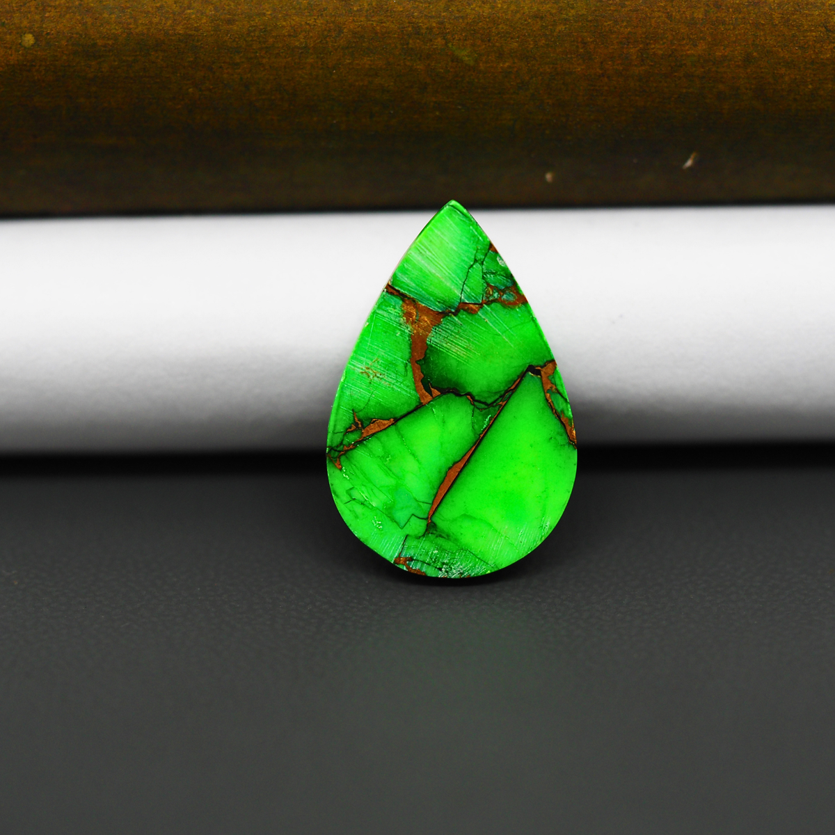 Natural Emerald Dahlia Pear Cabochon 23x15mm 12.5ct - vivid green with copper matrix - Pedra Gems.