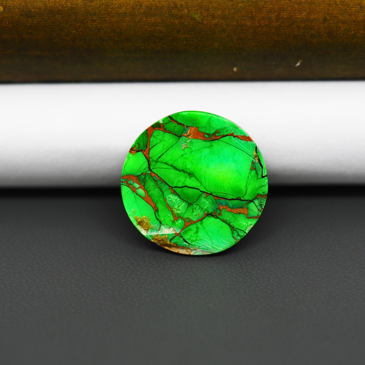 Natural Emerald Dahlia Round Cabochon 20x20mm 17ct - vivid green with copper matrix - Pedra Gems.