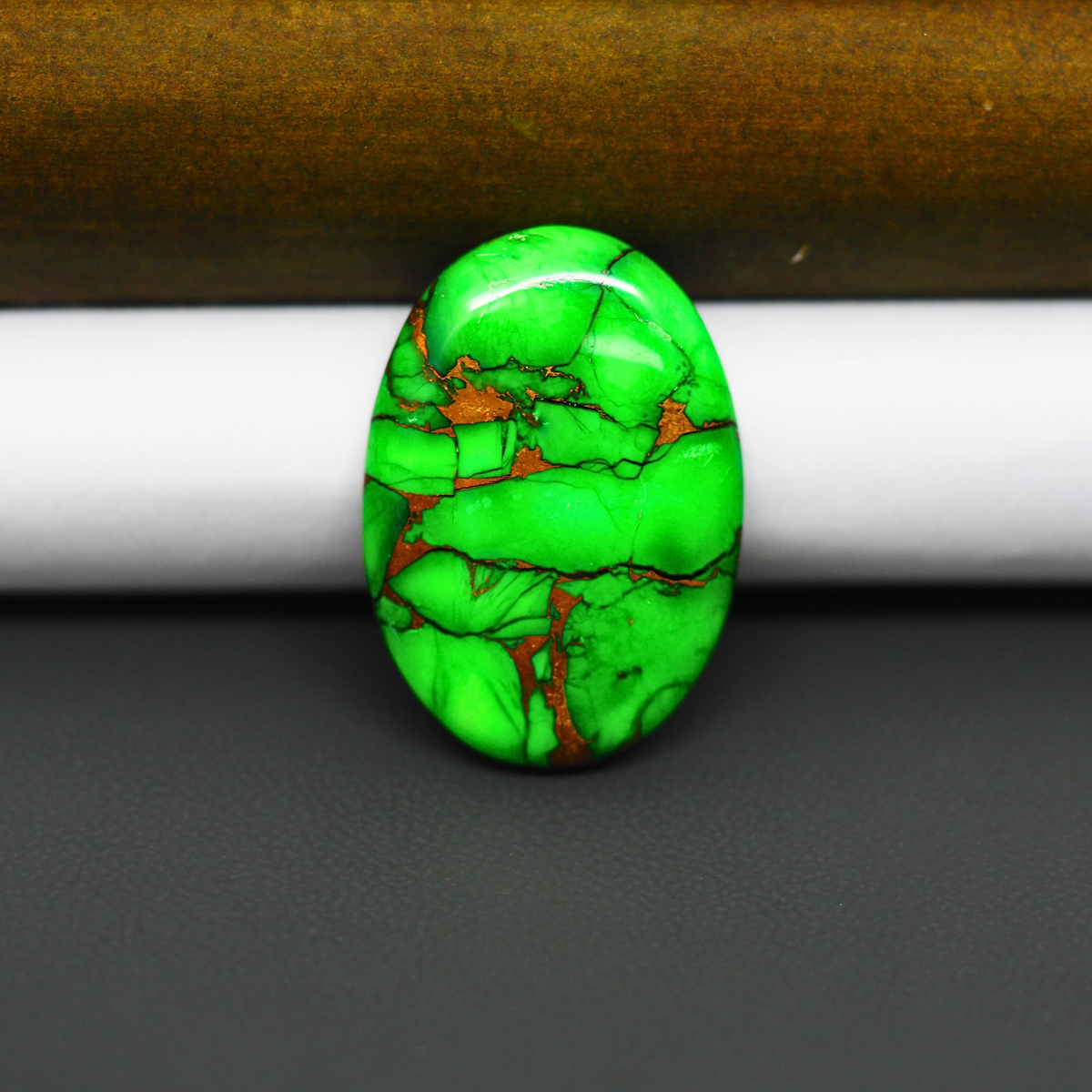 Natural Emerald Dahlia Oval Cabochon 28x20mm 22.5ct - vivid green with copper matrix - Pedra Gems.
