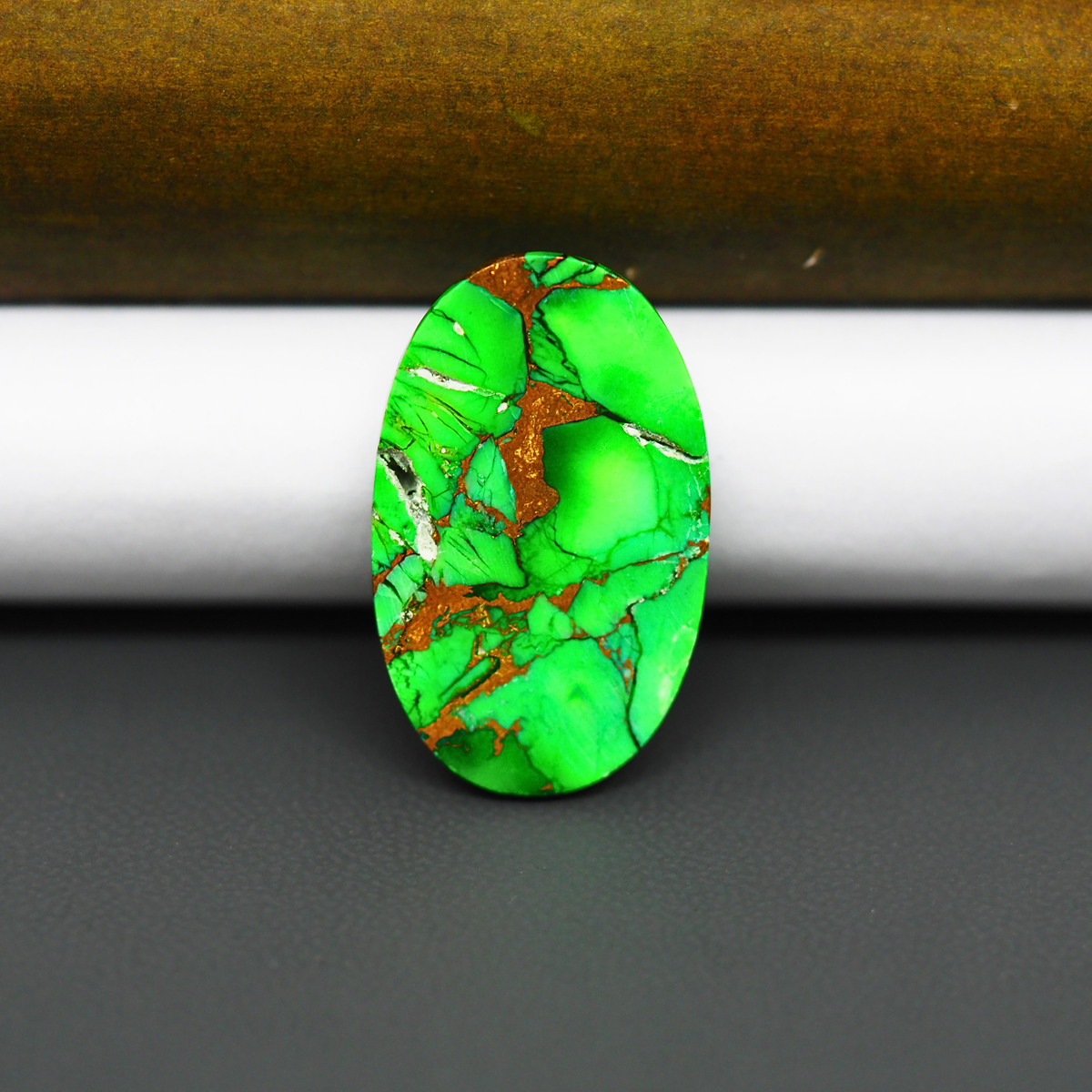 Natural Emerald Dahlia Oval Cabochon 27x16mm 16.5ct - vivid green with copper matrix - Pedra Gems.