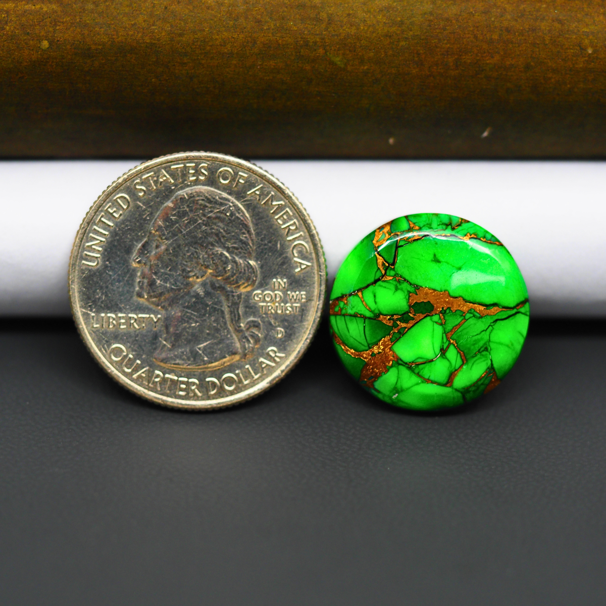 Natural Emerald Dahlia Round Cabochon 18x18mm 13.5ct - vivid green with copper matrix - Pedra Gems.