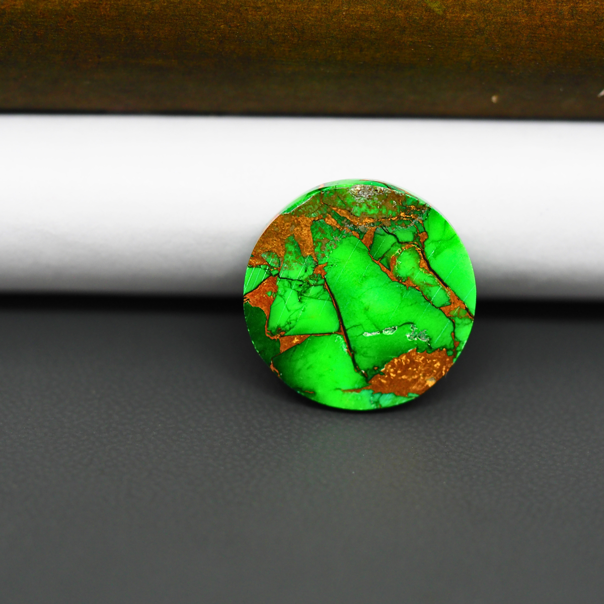 Natural Emerald Dahlia Round Cabochon 18x18mm 13.5ct - vivid green with copper matrix - Pedra Gems.