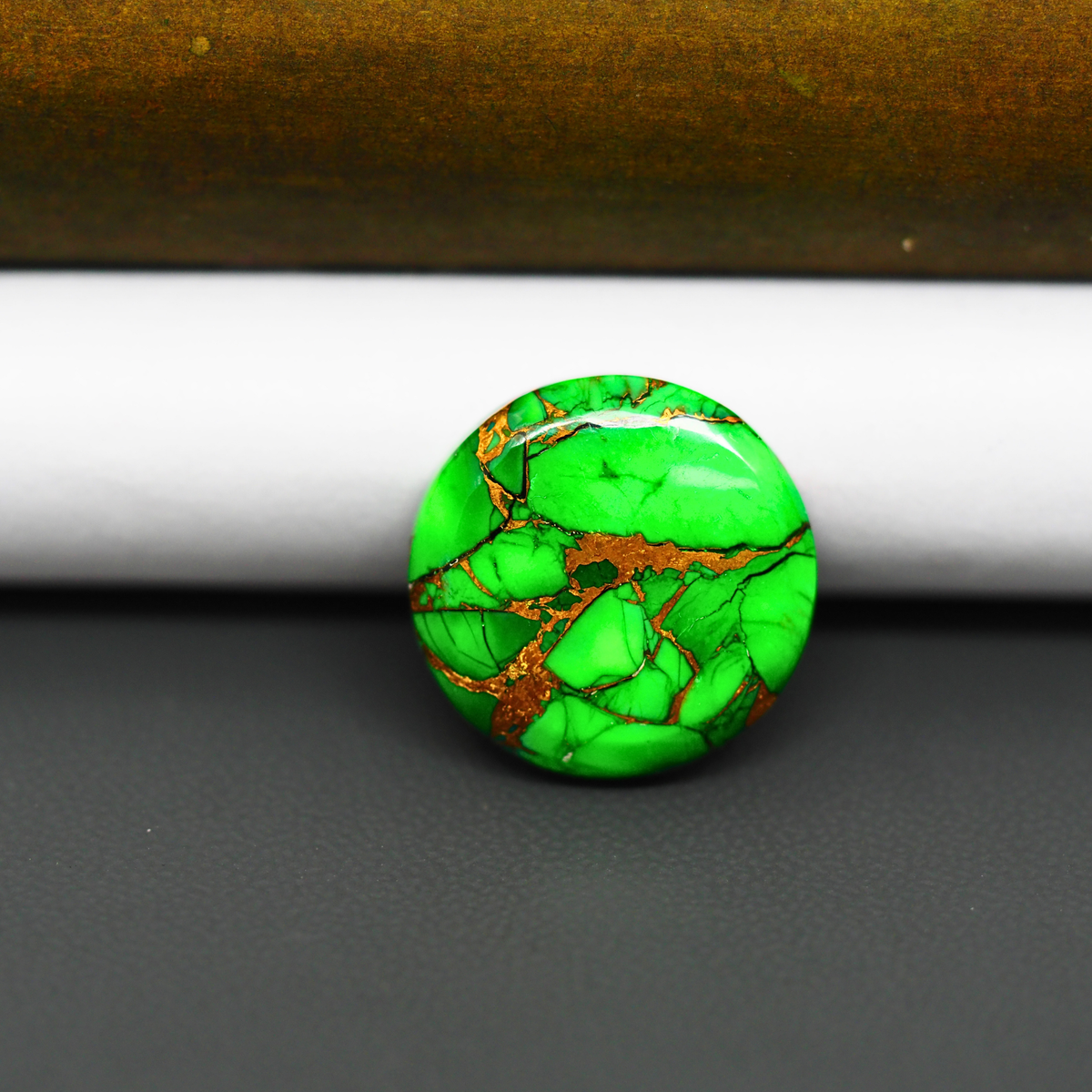 Natural Emerald Dahlia Round Cabochon 18x18mm 13.5ct - vivid green with copper matrix - Pedra Gems.