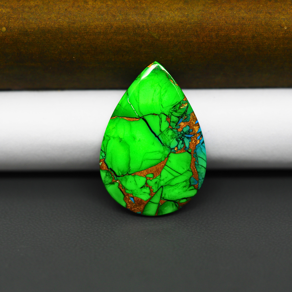 Natural Emerald Dahlia Pear Cabochon 28x19mm 15ct - vivid green with copper matrix - Pedra Gems.