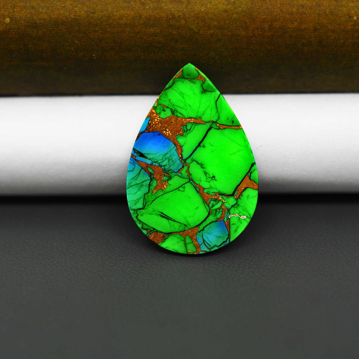 Natural Emerald Dahlia Pear Cabochon 28x19mm 15ct - vivid green with copper matrix - Pedra Gems.