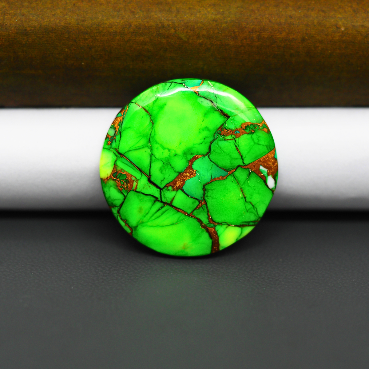 Natural Emerald Dahlia Round Cabochon 26x26mm 22.5ct - vivid green with copper matrix - Pedra Gems.