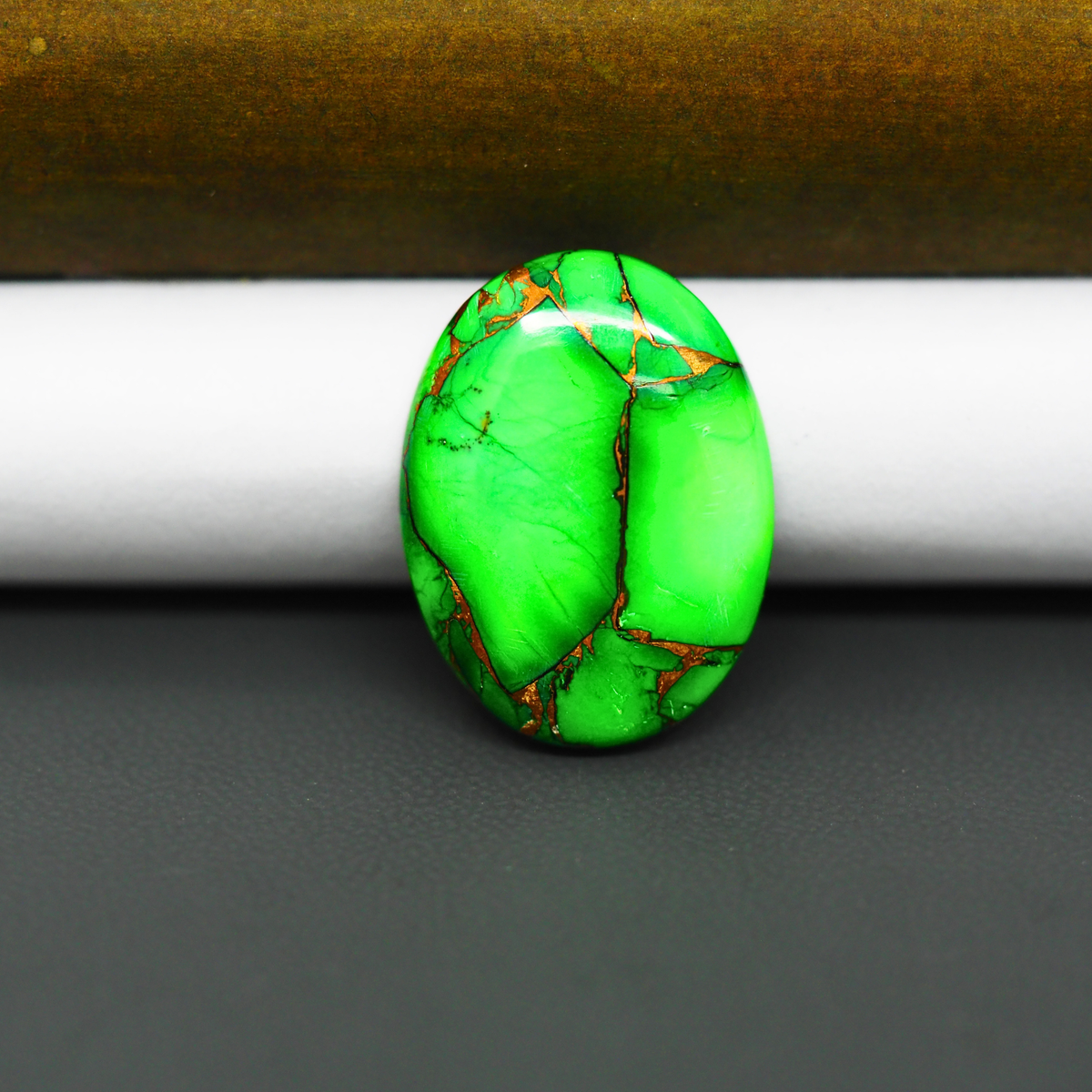 Natural Emerald Dahlia Oval Cabochon 23x18mm 16ct - vivid green with copper matrix - Pedra Gems.