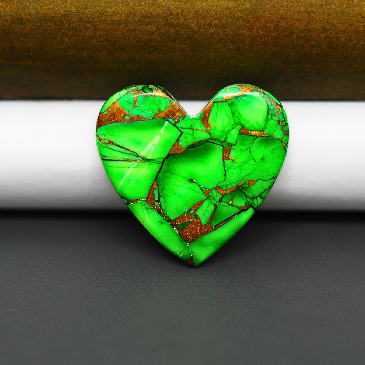 Natural Emerald Dahlia Heart Cabochon 24x26mm 20ct - vivid green with copper matrix - Pedra Gems.