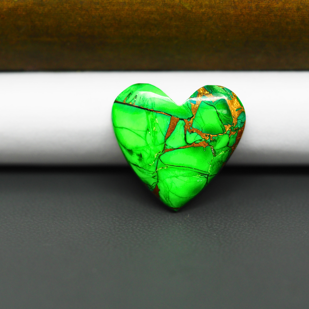 Natural Emerald Dahlia Heart Cabochon 21x21mm 15ct - vivid green with copper matrix - Pedra Gems.