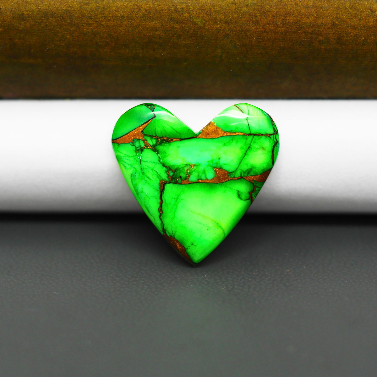 Natural Emerald Dahlia Heart Cabochon 21x22mm 14ct - vivid green with copper matrix - Pedra Gems.