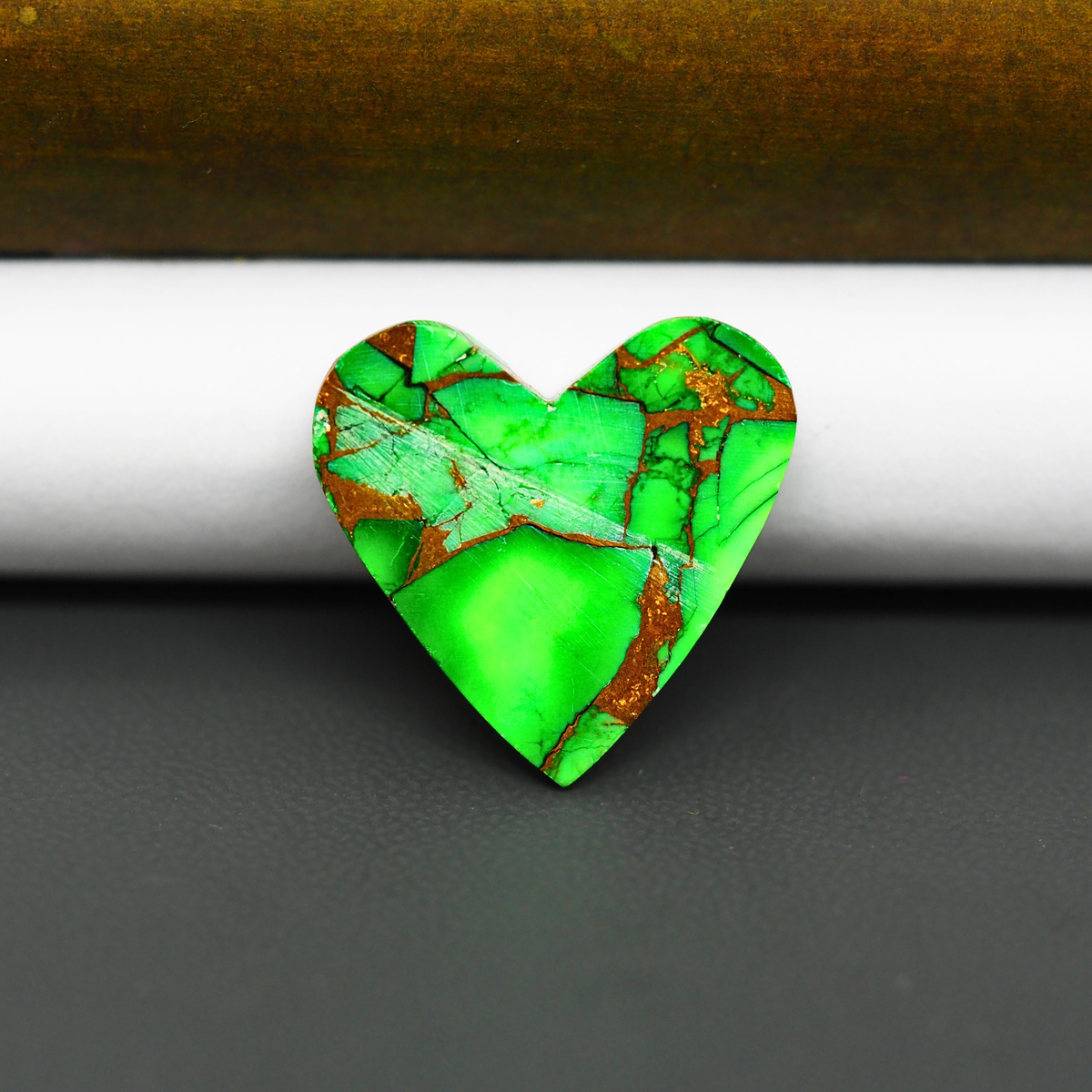 Natural Emerald Dahlia Heart Cabochon 21x22mm 14ct - vivid green with copper matrix - Pedra Gems.