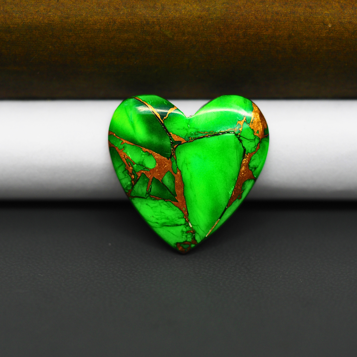 Natural Emerald Dahlia Heart Cabochon 23x23mm 17.5ct - vivid green with copper matrix - Pedra Gems.