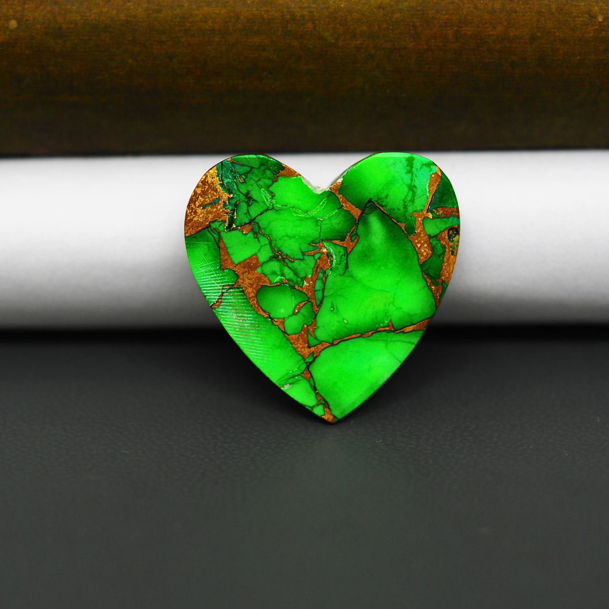Natural Emerald Dahlia Heart Cabochon 23x23mm 17.5ct - vivid green with copper matrix - Pedra Gems.