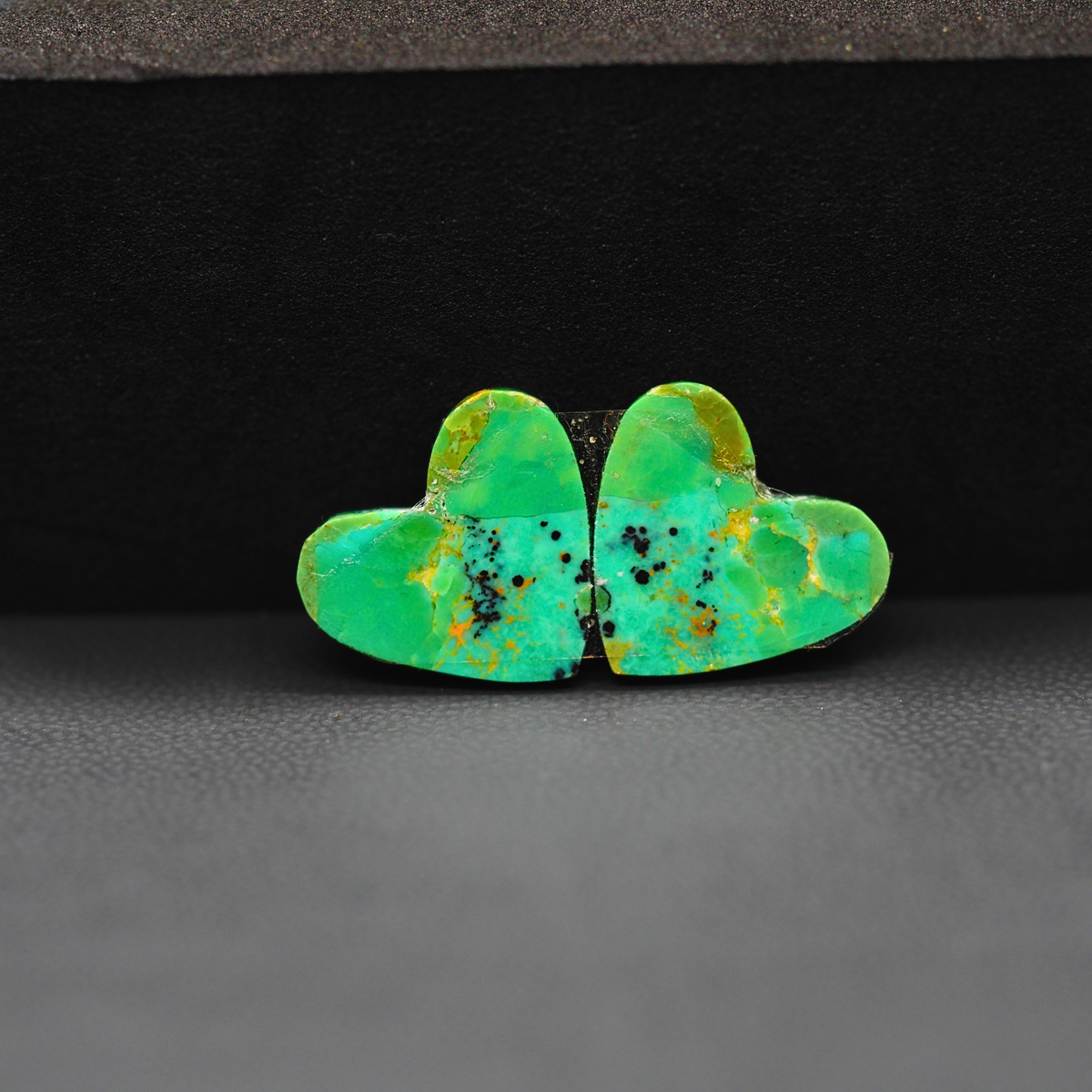 Mohave Mojave turquoise composite pair 13x14x3mm 9.5ct heart cabochon Kingman - photo 3