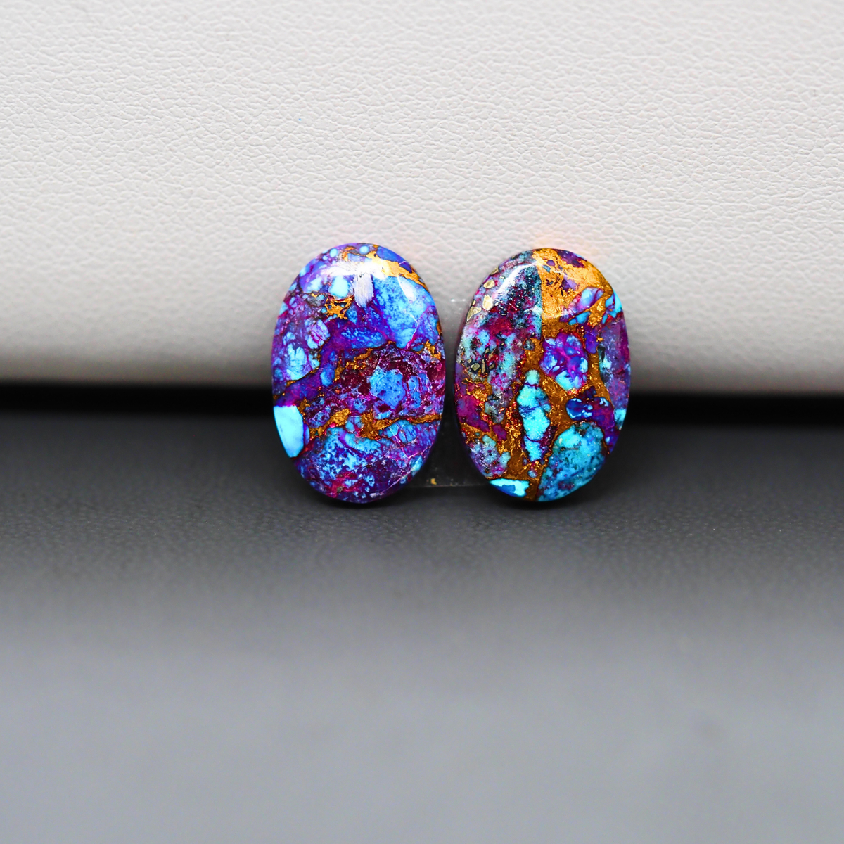 Stabilized Purple Mohave (Mojave) Turquoise oval cabochon pair 16x11x3mm 11.5ct - purple with blue Kingman turquoise nuggets - photo 2 - Pedra Gems.