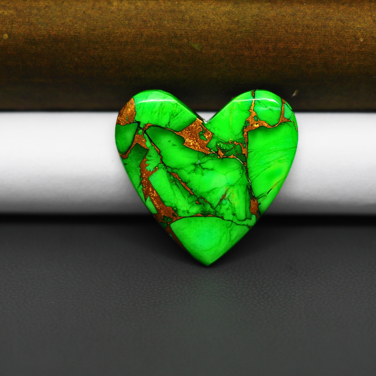 Natural Emerald Dahlia Heart Cabochon 25x25mm 20.5ct - vivid green with copper matrix, ships to Europe, Japan, Canada, Australia, NZ & worldwide - Pedra Gems.