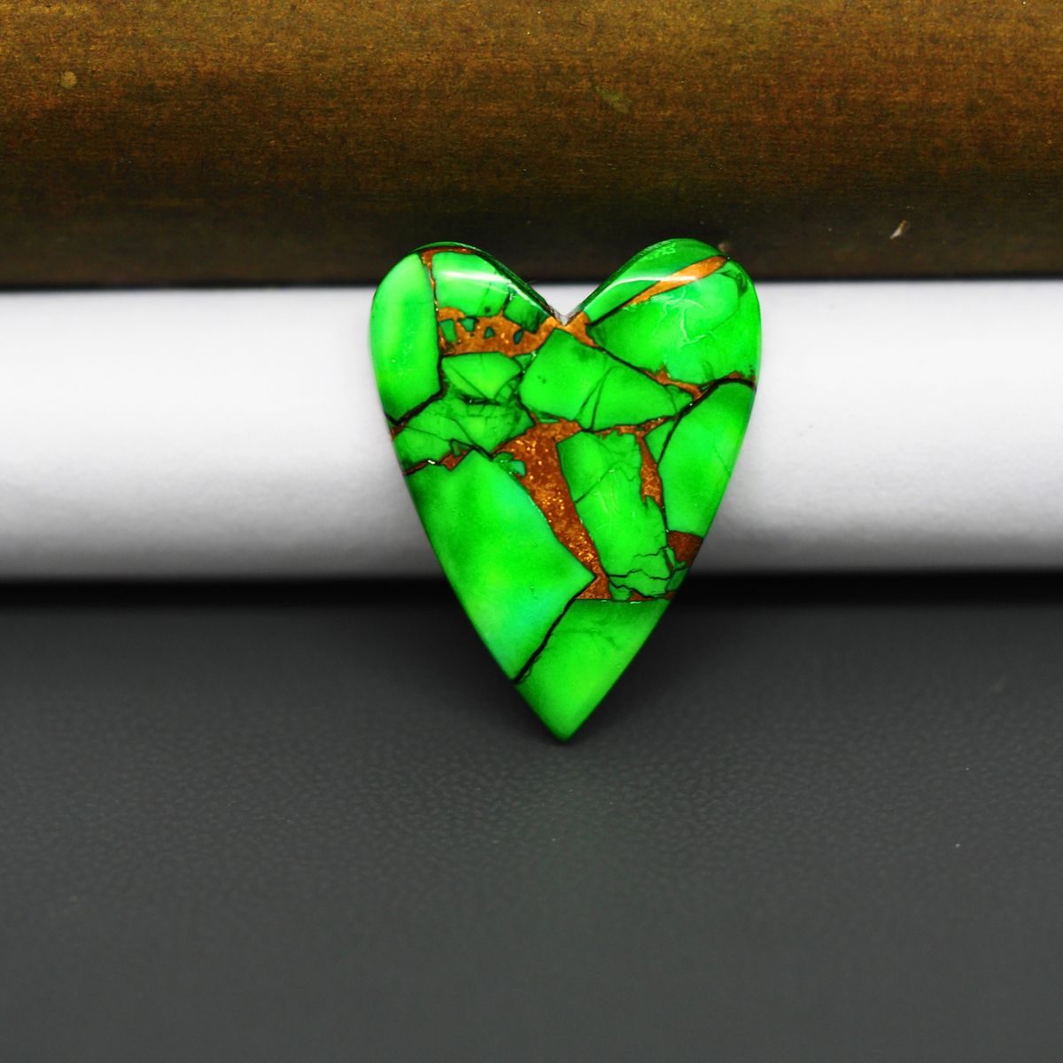 Natural Emerald Dahlia Heart Cabochon 25x18mm 16.5ct - vivid green with copper matrix, ships to Europe, Japan, Canada, Australia, NZ & worldwide - Pedra Gems.