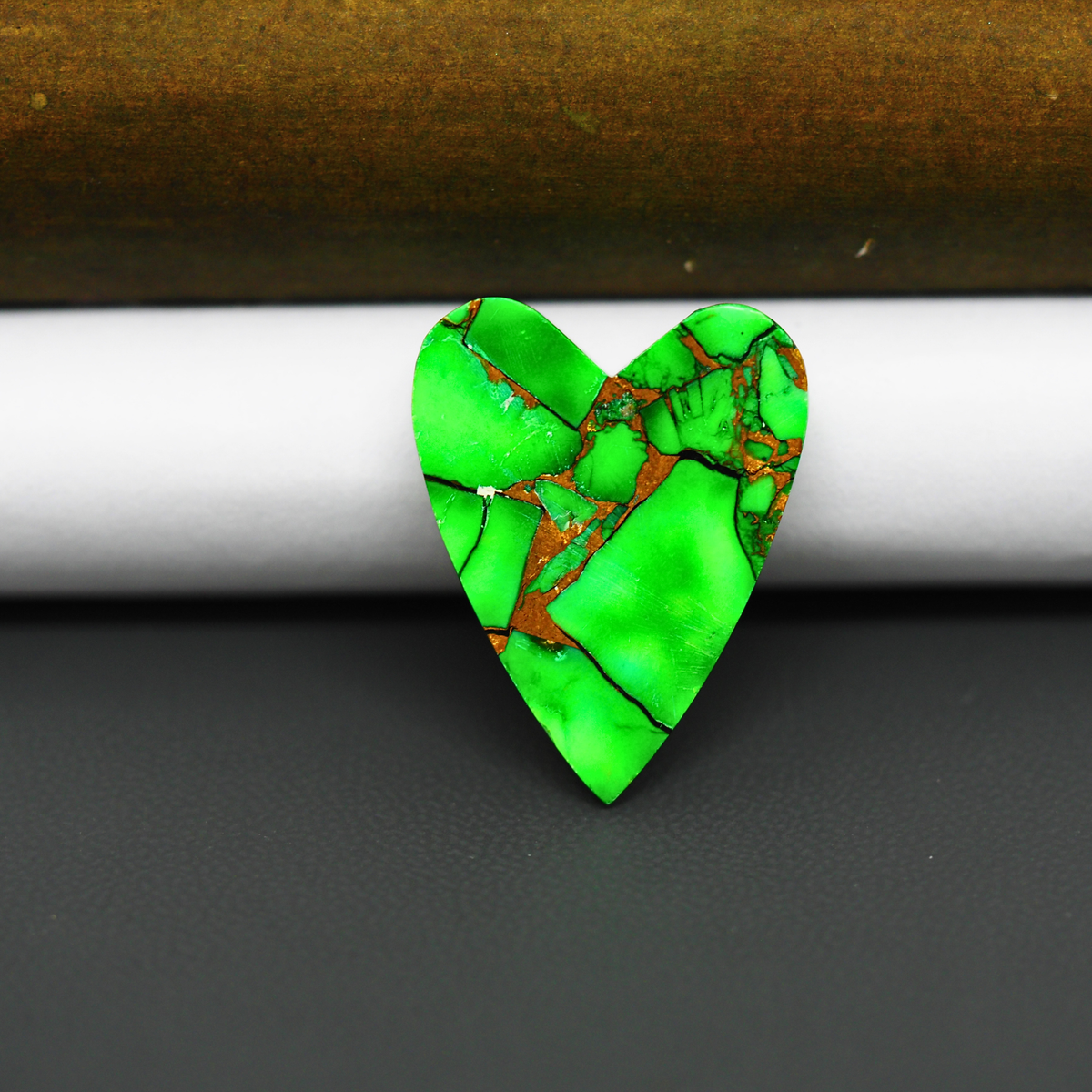 Natural Emerald Dahlia Heart Cabochon 25x18mm 16.5ct - vivid green with copper matrix, ships to Europe, Japan, Canada, Australia, NZ & worldwide - Pedra Gems.